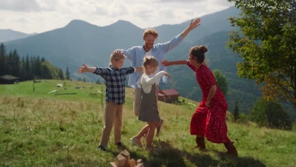 Игривая Семья Отдыхает Летом Горах Счастливые Родители Наслаждаются Активными Забавными — стоковое видео