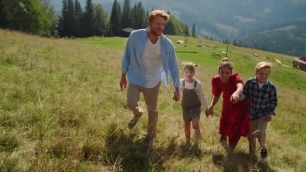 Friendly Family Walking Mountain Slope Sunny Day Happy Parents Holding — Stockvideo