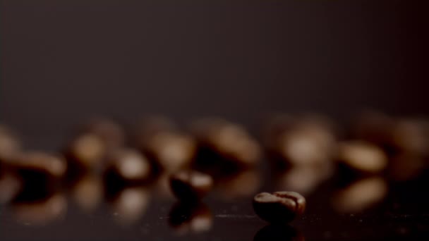 Κοντινό Πλάνο Καβουρδισμένοι Σπόροι Καφέ Που Βρίσκονται Επιφάνεια Επιλεκτική Εστίαση — Αρχείο Βίντεο