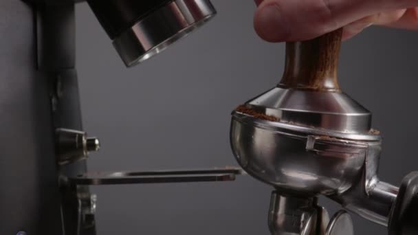 Man Hand Vulling Gebrande Koffie Naar Espresso Machine Portafilter Close — Stockvideo