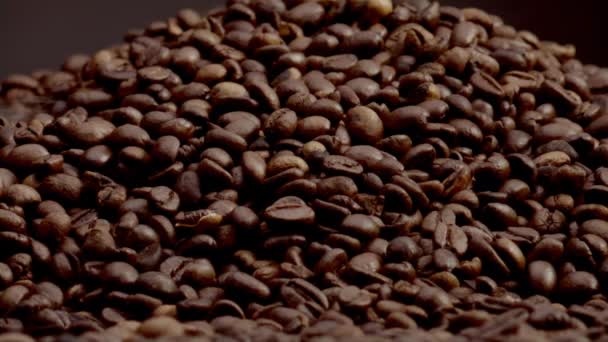 Strukturované Kávová Zrna Pozadí Zavřít Lehká Aromatická Pára Vycházející Pražených — Stock video