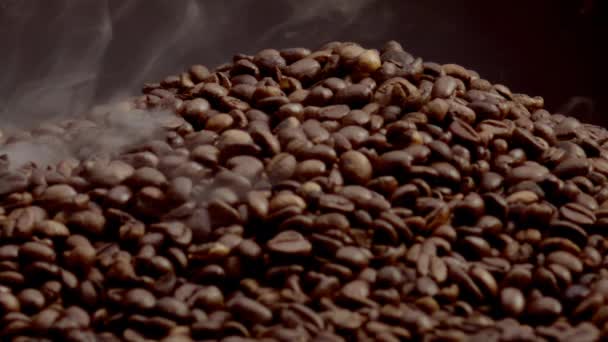 Ατμός Από Κοντά Ανεβαίνει Πάνω Από Τους Κόκκους Καφέ Εξαιρετικά — Αρχείο Βίντεο