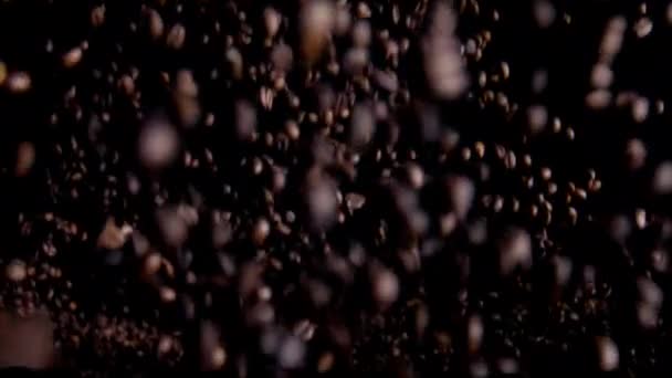 Натуральные Зерна Кофе Скачут Супер Замедленной Съемке Брызги Жареной Ароматной — стоковое видео