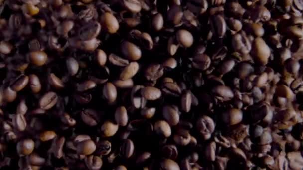 磨碎咖啡颗粒的工艺 顶部看旋转新鲜的香豆在电动磨床 用现代厨房设备制备美味的阿拉伯药粉 用于高能量晨饮 — 图库视频影像