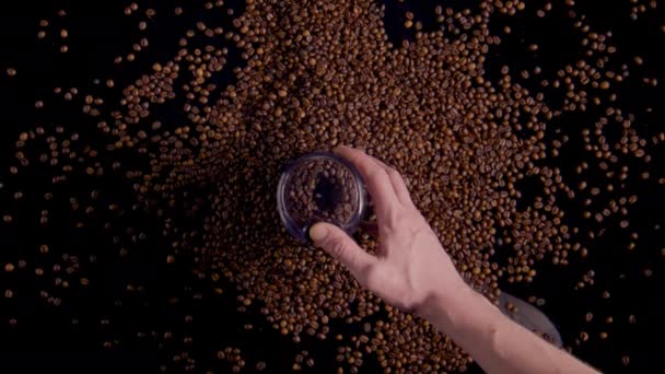 Mann Hand Hält Elektrische Kaffeemühle Auf Verstreuten Samen Hintergrund Nahaufnahme — Stockvideo