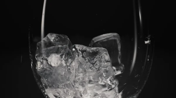 Blocchi Congelati Caduta Bicchiere Vino Primo Piano Rallentatore Cubi Ghiaccio — Foto Stock
