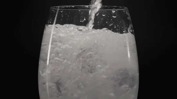 Αφρίζον Νερό Ρίχνει Παγωμένο Ποτήρι Κοντά Αεριωθούμενο Υγρό Γεμίζοντας Διάφανο — Φωτογραφία Αρχείου