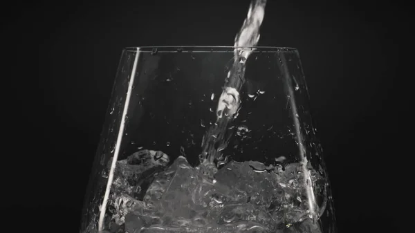 Agua Helada Vertiendo Vino Cerca Líquido Burbujeante Cristalino Con Cubitos — Foto de Stock