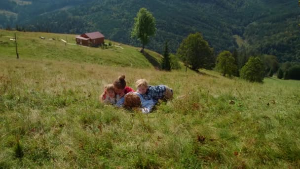 Family Rest Green Grass Beautiful Mountain Meadow Sunny Day Joyful — Wideo stockowe