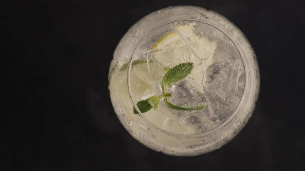 Sparkling Lemon Ice Mint Cocktail Closeup Fizzy Vitamin Water Ice — ストック写真
