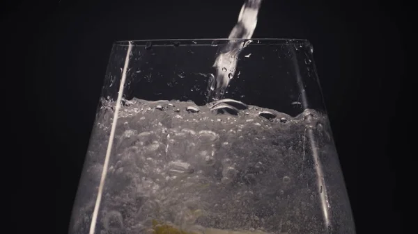 Wasser Gießt Zitrone Minze Trinken Glas Nahaufnahme Eisperlende Limo Abfüllung — Stockfoto