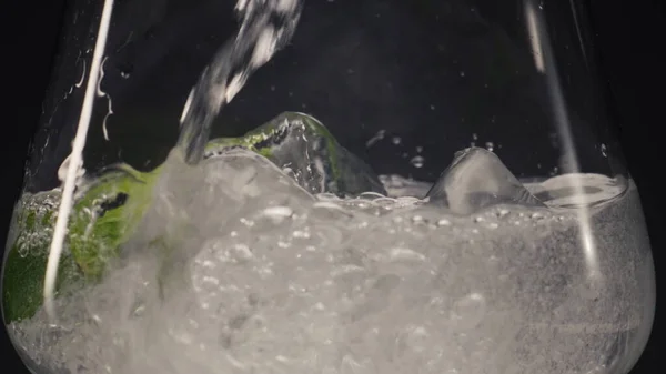 Bicchiere Vino Alla Menta Liquido Freddo Primo Piano Getto Acqua — Foto Stock