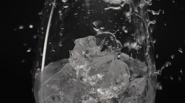 Πιτσιλισμένο Νερό Ρίχνει Γυαλί Πάγου Closeup Αργή Κίνηση Κρυστάλλινο Ποτό — Φωτογραφία Αρχείου