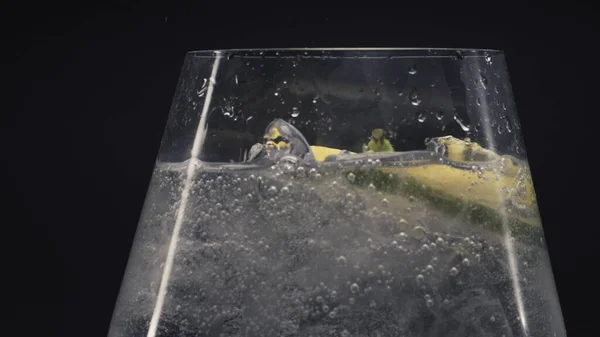 Bublinkovaný Citrónový Koktejl Mátou Alkoholový Nápoj Pohyblivými Kapkami Zmrzlými Kostkami — Stock fotografie