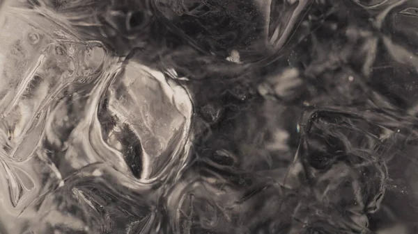 Kıskaçlar limonlu naneli su bardağını yakınlaştırıyor. Buzlu taze su ve makroda limon dilimi. Forseps bar teçhizatıyla kokteyl hazırlıyorum. Yaz ferahlatıcı içecek konsepti