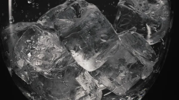 Cubes Glace Déplaçant Verre Vide Gros Plan Les Blocs Congelés — Photo