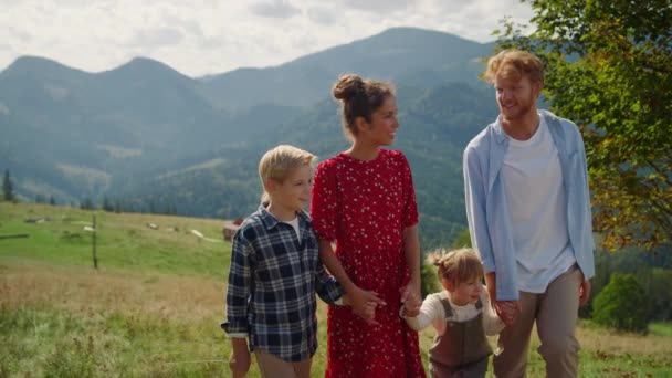 Ευτυχισμένο Οικογενειακό Ταξίδι Στην Καταπράσινη Πλαγιά Του Βουνού Καλοκαίρι Χαρούμενοι — Αρχείο Βίντεο
