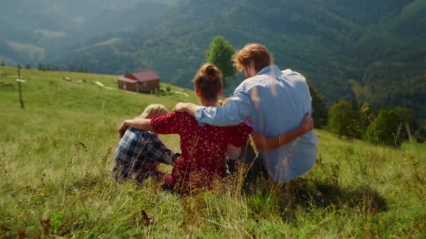 Unrecognizable Family Hugging Sitting Green Grass Hill Unknown Parents Spending — Wideo stockowe