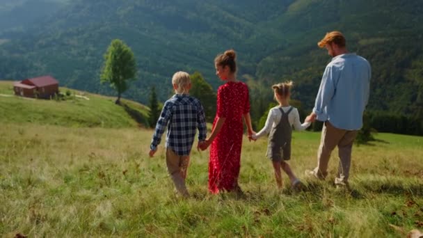 Вид Ззаду Сімейство Йде Зеленому Пагорбу Невідомі Батьки Насолоджуються Літнім — стокове відео