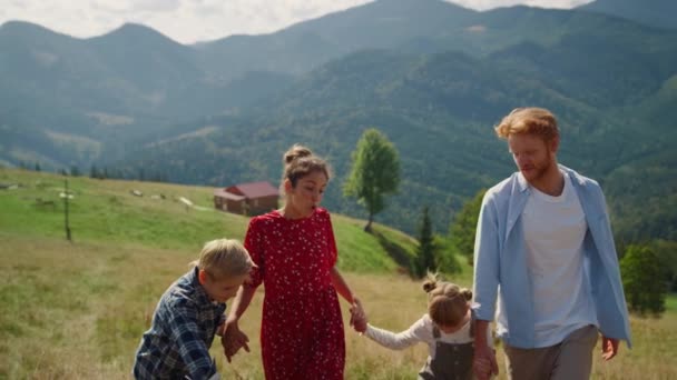 Positive Family Fooling Nature Coming Top Green Hill Joyful Couple — Stok video