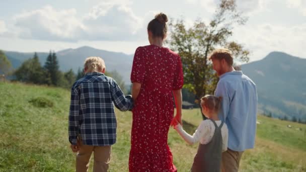 Happy Family Spending Vacation Together Green Sunny Meadow Unknown Parents — Vídeo de Stock