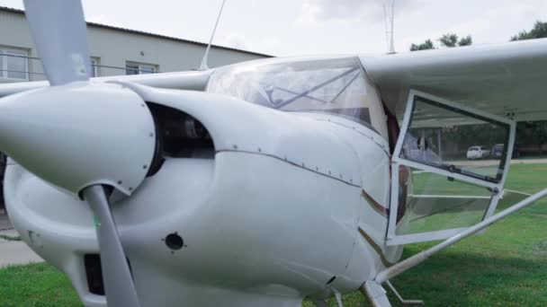 Μικρό Ιδιωτικό Αεροπλάνο Σταθμευμένο Πράσινο Γρασίδι Αεροδρόμιο Συννεφιασμένη Μέρα Κοντά — Αρχείο Βίντεο