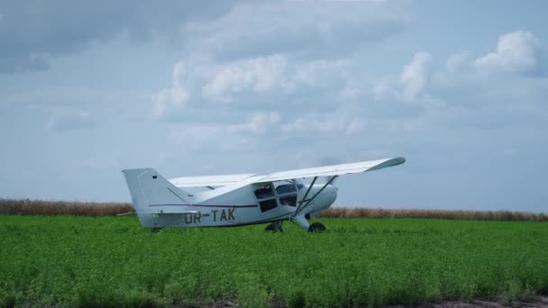 Έλικα Μικρό Αεροπλάνο Στάθμευσης Στο Πράσινο Πεδίο Μετά Από Μακρά — Αρχείο Βίντεο
