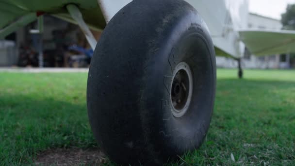 Closeup Airplane Wheel Standing Airfield Grass Black Plane Chassis Green — Vídeos de Stock