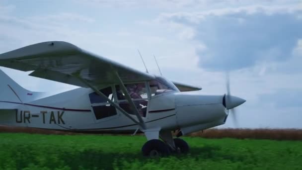 Small Ultralight Airplane Takeoff Green Grass Farmland White Propeller Plane — Vídeo de Stock