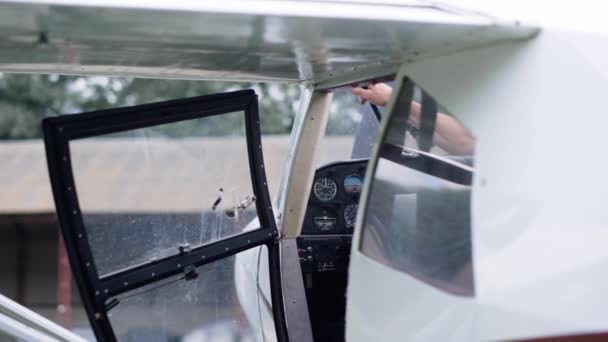 Professional Aviator Exiting Cabin Airplane Long Flight Aerodrome Aviation Instructor — Video Stock