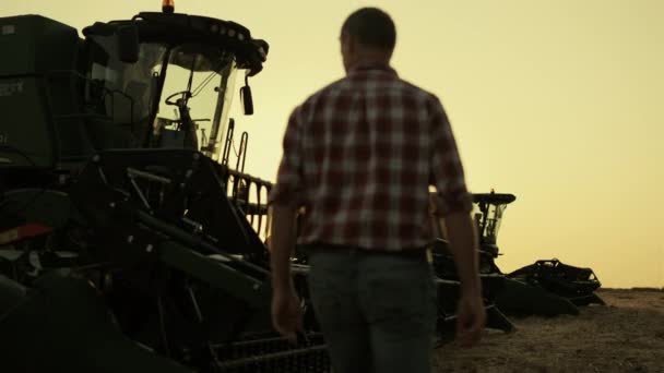 Agronomist Checking Harvester Machine Working Countryside Field Producing Wheat Farmer — Stok video