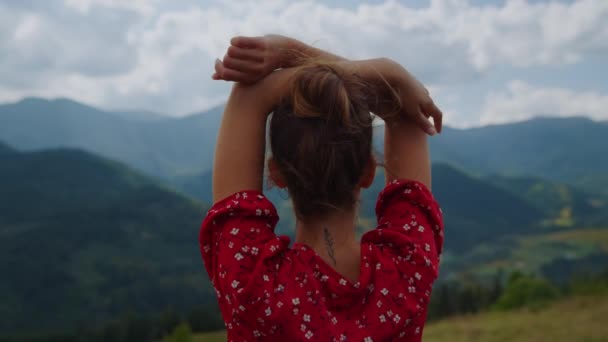 Задний Вид Неузнаваемую Молодую Женщину Поднимающую Руки Стоящую Перед Красивыми — стоковое видео