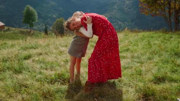 Happy Woman Daughter Hugging Green Meadow Sunny Day Smiling Mother — Stok video