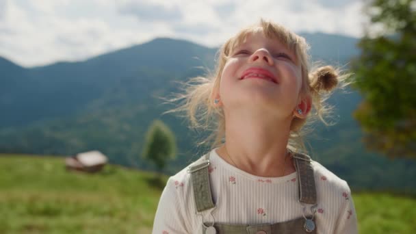 Portrait Little Blonde Girl Looking Sky Standing Alone Green Meadow — Stock Video