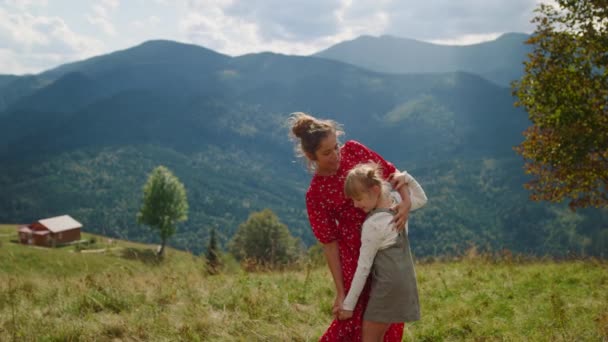 Happy Mother Enjoy Funny Dancing Daughter Green Mountain Hill Cheerful — Wideo stockowe