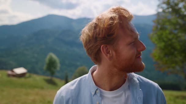Closeup Redhair Cheerful Man Enjoying Summer Holiday Mountains Portrait Ginger — Vídeo de Stock