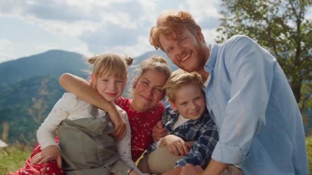 Happy Parents Posing Carefree Children Sitting Green Meadow Sunny Day — Stock Video