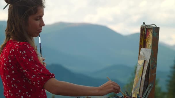 Sensual Woman Painter Mixing Colors Palette Outdoor Creative Girl Draw — Vídeo de stock