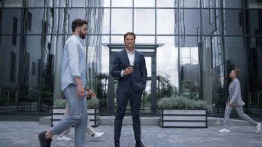 Şehir merkezinde elinde kahve fincanı tutan bir iş adamı. Başarılı iş adamları. Ciddi finansal asistan içki içerek dışarıda öğle yemeği molası veriyor. Çeşitli şirket çalışanları geçiyor..