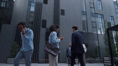 Tablet bilgisayarında çalışan gülümseyen müdür modern ofis binasında duruyor. Neşeli Afrikalı Amerikalı kadın iyi haberleri okuyarak e-mailleri kontrol ediyor. İnternet üzerinden müşterilerle iletişim kuran mutlu finansal asistan