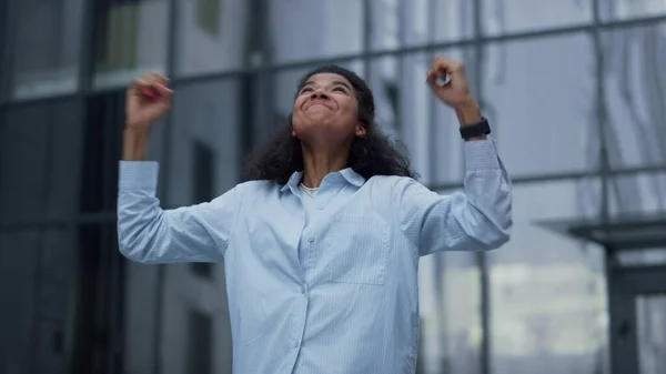 Izgatott Ünnepli Győzelmet Modern Üvegházban Teljesítmény Öröm Boldog Afro Amerikai — Stock Fotó