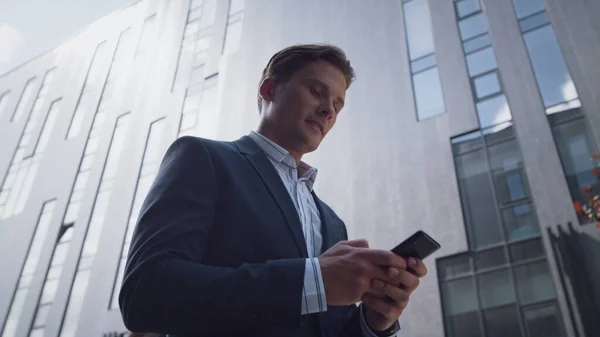 Erfolgreicher Geschäftsmann Mit Smartphone Der Innenstadt Aus Nächster Nähe Zuversichtlich — Stockfoto