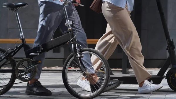 Trabalhadores Pernas Andando Centro Cidade Com Bicicleta Scooter Elétrico Mãos — Fotografia de Stock