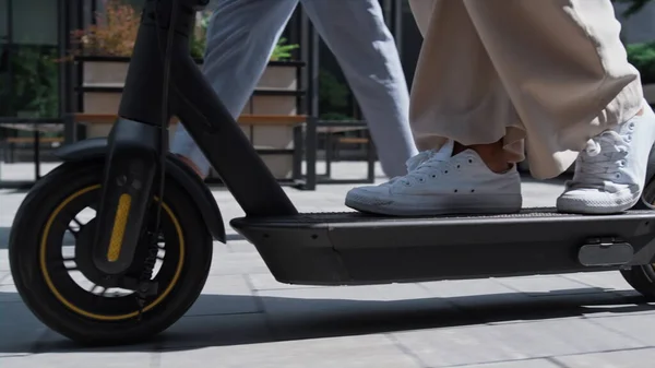 Close Vrouwelijke Benen Paardrijden Kickscooter Witte Sneakers Stedelijk Reiziger Concept — Stockfoto