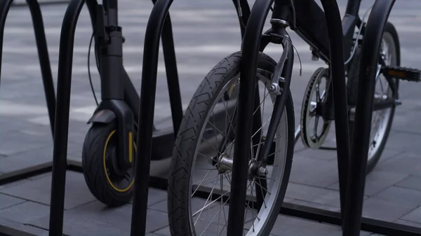 Велосипед Электрическом Скутере Крупным Планом Стоит Общей Парковке Городская Мобильность — стоковое фото