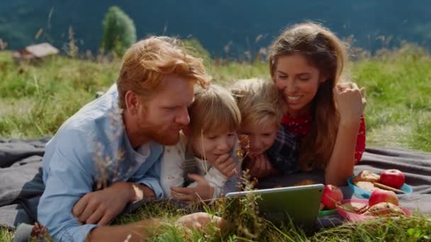 Carefree Family Looking Tablet Computer Screen Lying Green Meadow Close — 图库视频影像