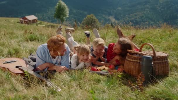Cheerful Family Lying Green Grass Enjoying Picnic Beautiful Meadow Positive — Stockvideo