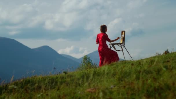 Unknown Woman Artist Creating Picture Green Hill Sunny Day Back — Video