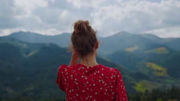 Неизвестная Женщина Трогает Волосы Наслаждаясь Удивительным Горным Пейзажем Вблизи Вид — стоковое видео