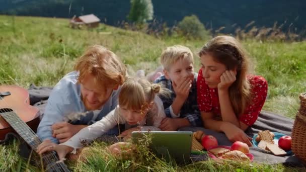 Happy Family Rest Tablet Green Meadow Sunny Day Close Redhead — Vídeo de stock